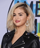 Selena_Gomez_-_2017_American_Music_Awards_on_November_19-104.jpg