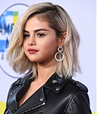 Selena_Gomez_-_2017_American_Music_Awards_on_November_19-106.jpg