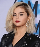 Selena_Gomez_-_2017_American_Music_Awards_on_November_19-109.jpg