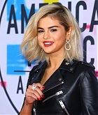 Selena_Gomez_-_2017_American_Music_Awards_on_November_19-11.jpg