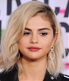 Selena_Gomez_-_2017_American_Music_Awards_on_November_19-114.jpg