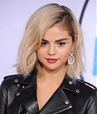 Selena_Gomez_-_2017_American_Music_Awards_on_November_19-116.jpg