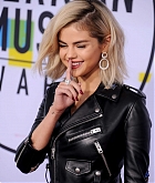 Selena_Gomez_-_2017_American_Music_Awards_on_November_19-118.jpg