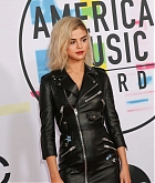 Selena_Gomez_-_2017_American_Music_Awards_on_November_19-123.jpg