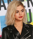 Selena_Gomez_-_2017_American_Music_Awards_on_November_19-124.jpg