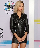 Selena_Gomez_-_2017_American_Music_Awards_on_November_19-125.jpg