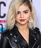 Selena_Gomez_-_2017_American_Music_Awards_on_November_19-129.jpg