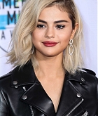 Selena_Gomez_-_2017_American_Music_Awards_on_November_19-131.jpg