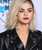 Selena_Gomez_-_2017_American_Music_Awards_on_November_19-134.jpg