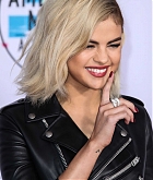 Selena_Gomez_-_2017_American_Music_Awards_on_November_19-135.jpg