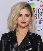 Selena_Gomez_-_2017_American_Music_Awards_on_November_19-138.jpg