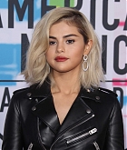 Selena_Gomez_-_2017_American_Music_Awards_on_November_19-139.jpg