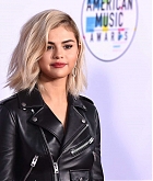 Selena_Gomez_-_2017_American_Music_Awards_on_November_19-143.jpg