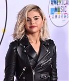 Selena_Gomez_-_2017_American_Music_Awards_on_November_19-145.jpg
