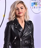 Selena_Gomez_-_2017_American_Music_Awards_on_November_19-146.jpg