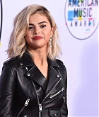 Selena_Gomez_-_2017_American_Music_Awards_on_November_19-147.jpg