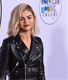 Selena_Gomez_-_2017_American_Music_Awards_on_November_19-149.jpg