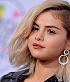 Selena_Gomez_-_2017_American_Music_Awards_on_November_19-14~0.jpg