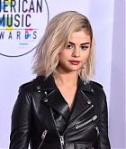 Selena_Gomez_-_2017_American_Music_Awards_on_November_19-155.jpg