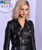 Selena_Gomez_-_2017_American_Music_Awards_on_November_19-156.jpg