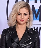 Selena_Gomez_-_2017_American_Music_Awards_on_November_19-157.jpg