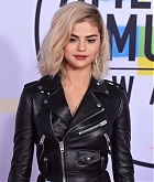 Selena_Gomez_-_2017_American_Music_Awards_on_November_19-158.jpg