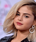 Selena_Gomez_-_2017_American_Music_Awards_on_November_19-15~0.jpg