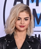 Selena_Gomez_-_2017_American_Music_Awards_on_November_19-160.jpg