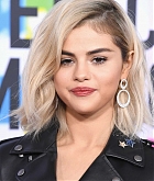Selena_Gomez_-_2017_American_Music_Awards_on_November_19-23.jpg