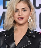 Selena_Gomez_-_2017_American_Music_Awards_on_November_19-24~0.jpg
