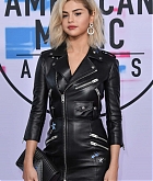 Selena_Gomez_-_2017_American_Music_Awards_on_November_19-25~0.jpg