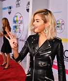 Selena_Gomez_-_2017_American_Music_Awards_on_November_19-28~0.jpg