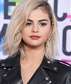 Selena_Gomez_-_2017_American_Music_Awards_on_November_19-30.jpg