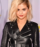 Selena_Gomez_-_2017_American_Music_Awards_on_November_19-30~0.jpg