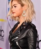 Selena_Gomez_-_2017_American_Music_Awards_on_November_19-32~0.jpg