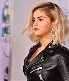 Selena_Gomez_-_2017_American_Music_Awards_on_November_19-33~0.jpg