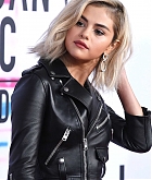Selena_Gomez_-_2017_American_Music_Awards_on_November_19-38~0.jpg