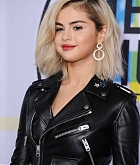 Selena_Gomez_-_2017_American_Music_Awards_on_November_19-40.jpg