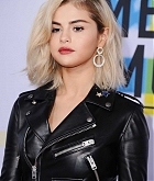 Selena_Gomez_-_2017_American_Music_Awards_on_November_19-41.jpg