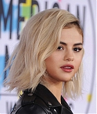 Selena_Gomez_-_2017_American_Music_Awards_on_November_19-45~0.jpg