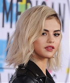 Selena_Gomez_-_2017_American_Music_Awards_on_November_19-46~0.jpg