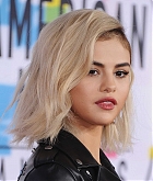 Selena_Gomez_-_2017_American_Music_Awards_on_November_19-47~0.jpg