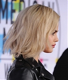 Selena_Gomez_-_2017_American_Music_Awards_on_November_19-55~0.jpg