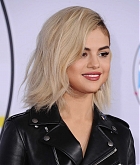 Selena_Gomez_-_2017_American_Music_Awards_on_November_19-56~0.jpg