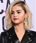 Selena_Gomez_-_2017_American_Music_Awards_on_November_19-57.jpg