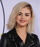 Selena_Gomez_-_2017_American_Music_Awards_on_November_19-57~0.jpg