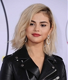 Selena_Gomez_-_2017_American_Music_Awards_on_November_19-58~0.jpg