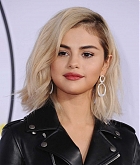 Selena_Gomez_-_2017_American_Music_Awards_on_November_19-59~0.jpg