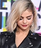 Selena_Gomez_-_2017_American_Music_Awards_on_November_19-61~0.jpg