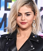 Selena_Gomez_-_2017_American_Music_Awards_on_November_19-62.jpg